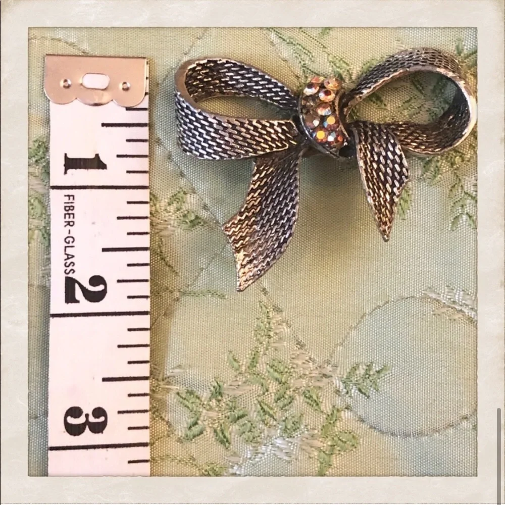 Vintage 1950’s Large Rhinestone Bow Brooch in Silver, Heavy Weight‎